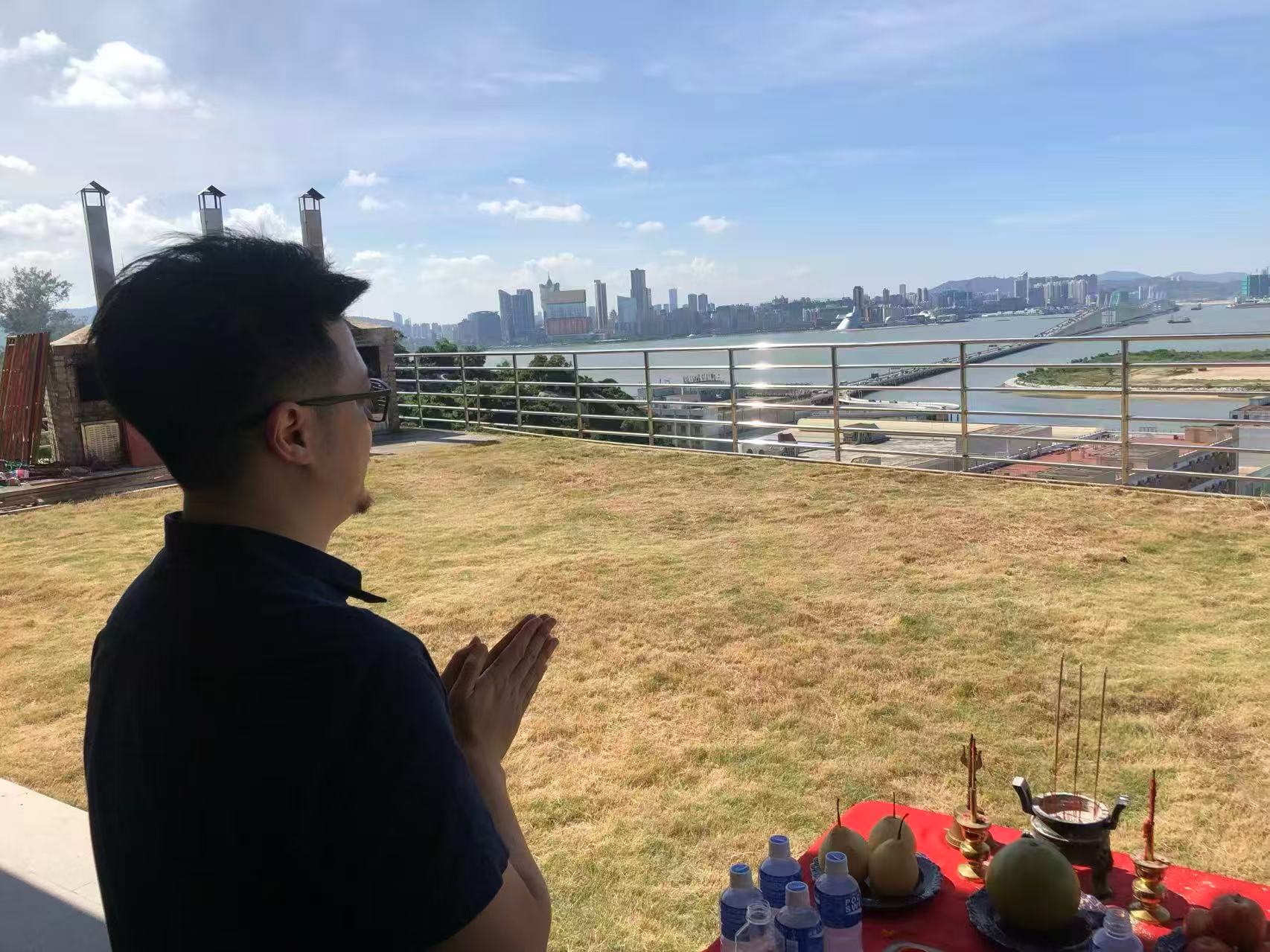 戶外壇前祈福